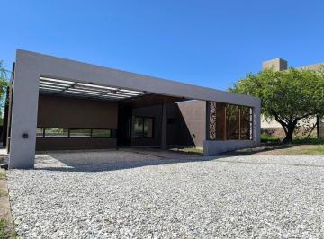 Casa · 230m² · 8 Ambientes · 2 Cocheras · Bela Vista - a Estrenar
