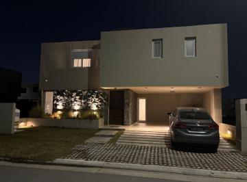 Casa · 260m² · 7 Ambientes · 2 Cocheras · Solares de Manantiales