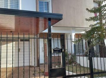 Casa · 130m² · 5 Ambientes · 1 Cochera · Nuevo Poeta Lugones - Apta Credito