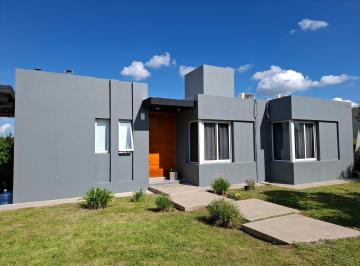 Casa · 185m² · 5 Ambientes · 3 Cocheras · Bela Vista - Barrio Cerrado - Apta Credito
