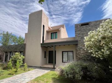 Casa de 12 ambientes, Luján de Cuyo · Casa de Categoría en Barrio Portal Vistalba