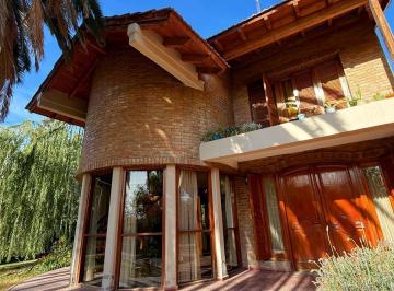 Casa · 290m² · 6 Ambientes · 3 Cocheras · Casa en Venta en Corralitos Estilo Chalet