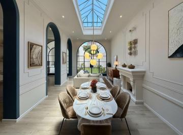 Casa · 205m² · 5 Ambientes · 1 Cochera · Impresionante Casa Totalmente Reciclada!