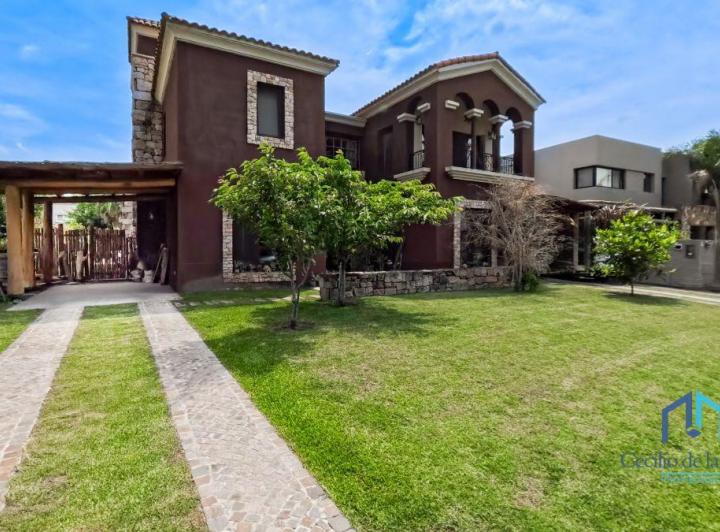 Casa · 260m² · 5 Ambientes · 5 Cocheras