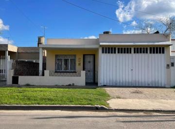 Casa · 96m² · 4 Ambientes · 1 Cochera · Casa en Venta, Hurlingham