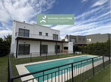 Casa · 220m² · 5 Ambientes · 6 Cocheras · Casa con Espejo de Agua y Pileta en Venta en Barrio Puerto El Cantón | Escucha Oferta | Toma Auto o