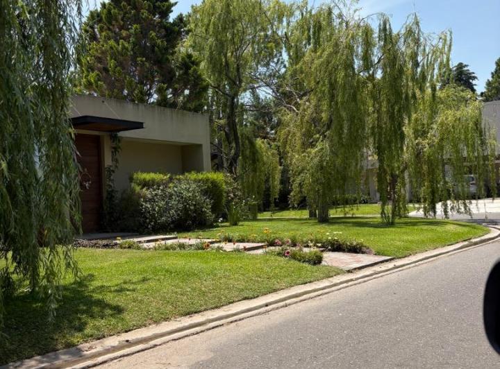 Casa · 260m² · 5 Ambientes · 2 Cocheras