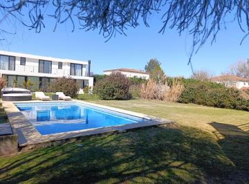 Casa · 177m² · 4 Ambientes · 3 Cocheras · Casa en Haras Santa Maria