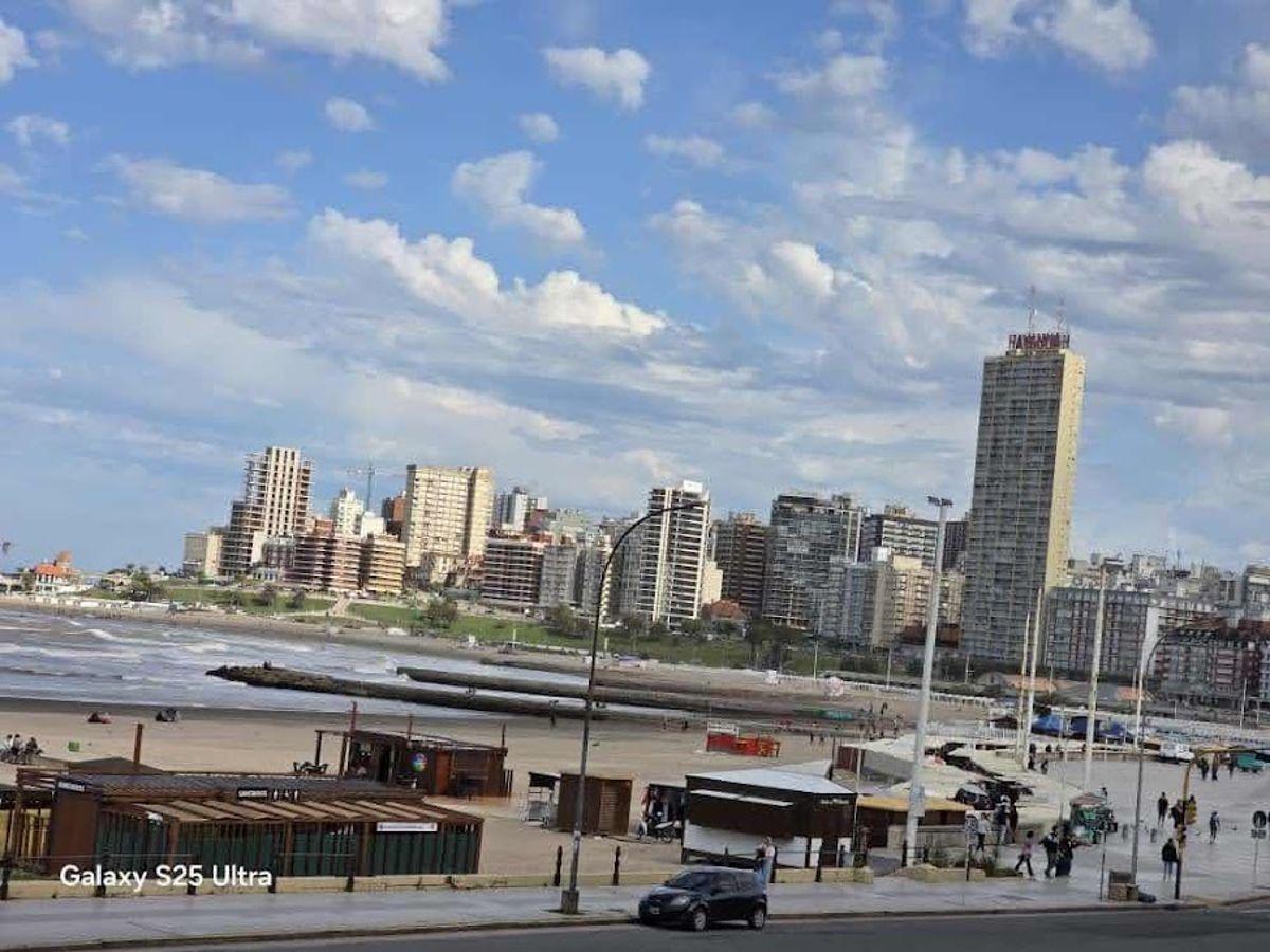 Impecable 2 ambientes con dependencia de servicio, ubicado al frente con vista directa al mar