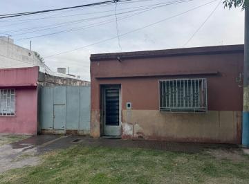 Casa · 72m² · 3 Ambientes · 1 Cochera · Casa con Gran Terreno - Ideal Para Galpón, Cerca de Avs - Barrio Triangulo