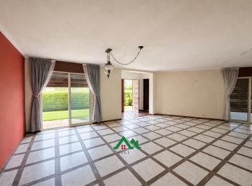Casa · 190m² · 5 Ambientes · 4 Cocheras · Casa en Venta en Urca Desocupada 3 Dorm. y 4 Cocheras a Refaccionar Apta Crédito