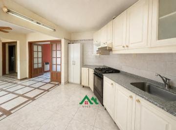 Casa · 190m² · 5 Ambientes · 4 Cocheras · Casa en Venta en Urca Desocupada 3 Dorm. y 4 Cocheras Apta Crédito