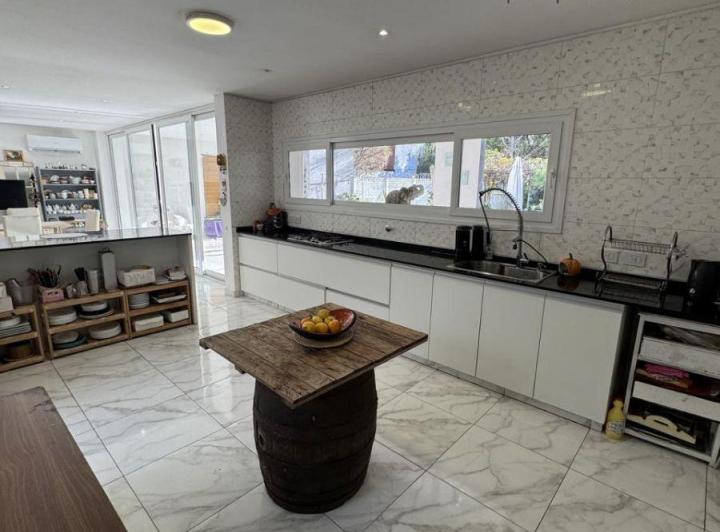 Casa · 462m² · 6 Ambientes · 4 Cocheras