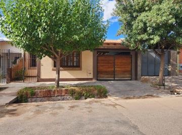 Casa · 120m² · 2 Dormitorios · 3 Cocheras · Casa en Godoy Cruz