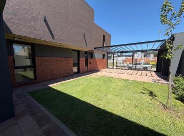 Casa · 275m² · 4 Ambientes · 2 Cocheras · Mansos del Sur Casa en Venta con Pileta Patio Verde