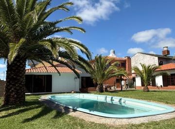 Casa · 960m² · 6 Ambientes · 6 Cocheras · Hermoso Complejo en La Lucila del Mar