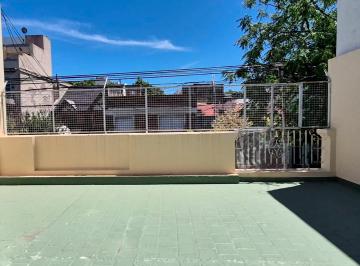 Casa de 6 ambientes, Parque Chacabuco · Casa con Quincho y Terraza en Muy Buen Estado. Barrio Residencial.