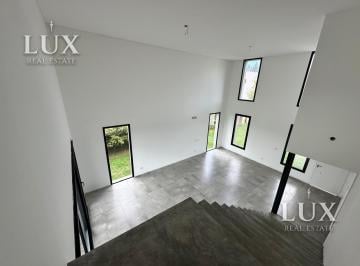 Casa · 243m² · 7 Ambientes · 4 Cocheras · Casa en Venta