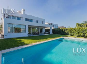 Casa · 300m² · 6 Ambientes · 6 Cocheras · Casa en Venta