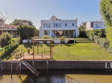 Casa · 300m² · 6 Ambientes · 6 Cocheras · Casa en Venta