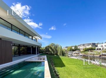 Casa · 515m² · 8 Ambientes · 4 Cocheras · Casa en Venta con 4 Habitaciones en Suite con Amarra en El Yacht, Nordelta