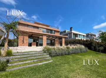 Casa · 360m² · 6 Ambientes · 4 Cocheras · Casa en Venta con 4 Habitaciones en Suite en El Yacht, Nordelta