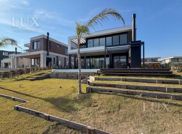 Casa · 446m² · 6 Ambientes · 4 Cocheras · Casa en Venta con 4 Habitaciones en Suite en El Yacht, Nordelta