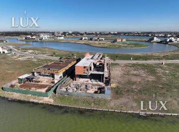 Casa · 660m² · 8 Ambientes · 4 Cocheras · Casa en Venta con 5 Habitaciones a La Laguna en Suite en Los Puentes, Nordelta