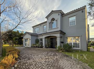 Casa · 300m² · 6 Ambientes · 4 Cocheras · Casa en Venta con 5 Habitaciones en Barrancas del Lago, Nordelta