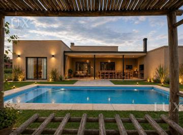 Casa · 140m² · 4 Ambientes · 2 Cocheras · Casa en Venta