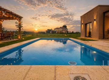 Casa · 140m² · 4 Ambientes · 2 Cocheras · Casa en Venta