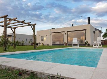 Casa · 180m² · 5 Ambientes · 1 Cochera · Casa en Venta 5 Ambientes Luminosa, Pileta El Canton Barrio Islas