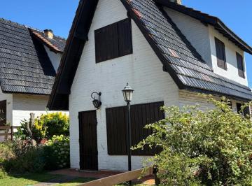 Casa · 90m² · 3 Dormitorios · 1 Cochera · Venta Casa Alpina - a 2 Cuadras de La Playa!