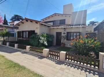 Casa · 245m² · 4 Dormitorios · Casa en Venta en Rogelio Martinez de 4 Dorm.