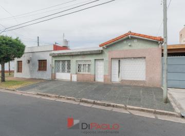 Casa · 115m² · 3 Ambientes · 1 Cochera · Casa en Venta Villa Luzuriaga con Jardín y Cochera