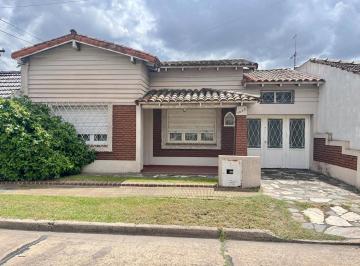 Casa · 151m² · 3 Ambientes · 2 Cocheras · Castelar Norte, Chalet Tradicional con Gran Lote