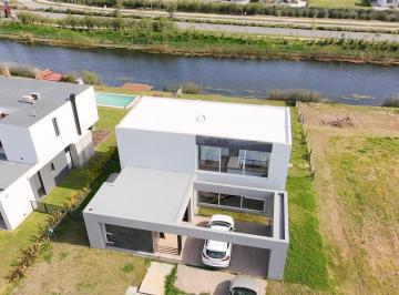 Casa · 194m² · 5 Ambientes · 2 Cocheras · Venta Casa 6 Amb a Laguna C/ Pileta Jardin Barrio Costas. Puertos del Lago