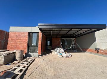 Casa · 250m² · 4 Ambientes · 2 Cocheras · Casa en Cuestas de Manantiales
