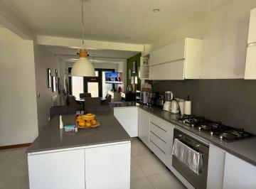 Casa de 5 ambientes, San Fernando · Victoria, San Fernado. Casa Moderna | Suite, Familia y Jardín