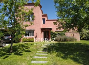 Casa · 246m² · 5 Ambientes · 2 Cocheras · Casa Alquiler Temporario 5 Ambientes en San Francisco Villanueva Lote de 700 m²