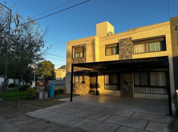 Casa · 207m² · 4 Ambientes · 2 Cocheras · Hermosa Casa Villa Catalina 3 Dorm. Pileta Climatizada