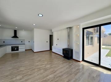 Casa · 90m² · 4 Ambientes · 1 Cochera · Casa en Venta a Estrenar de 3 Dorm., 2 Baños, Parrillero, Piscina y Cochera en Colonia