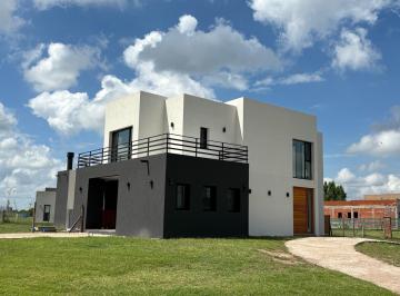 Casa · 217m² · 5 Ambientes · 3 Cocheras · Casa - San Sebastian