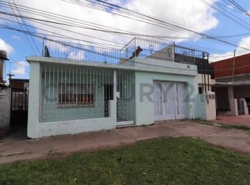 PH · 117m² · 5 Ambientes · 1 Cochera · Venta E. Delfino, PH 4 Ambientes, con Cochera. Apto Crédito.