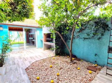 Casa de 4 ambientes, Lomas de Zamora · Excelente Propiedad con Cochera Doble, Patio, Quincho y Jardin