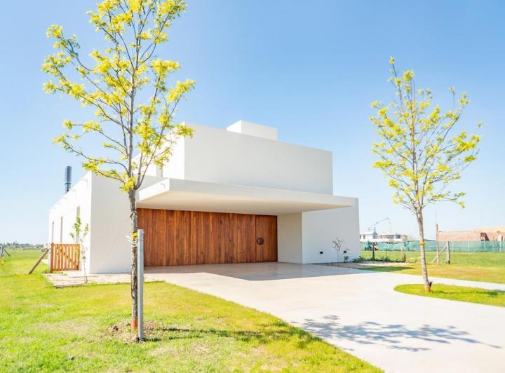 Casa · 205m² · 4 Dormitorios · 2 Cocheras