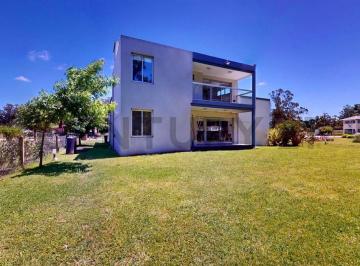 Casa · 210m² · 4 Ambientes · 2 Cocheras · Venta de Casa 4 Ambientes en Haras del Mar, Mar Chiquita.