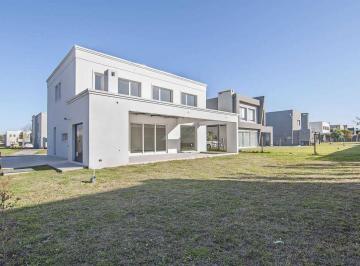 Casa · 203m² · 5 Ambientes · 1 Cochera · Venta de Casa en Dos Plantas Lote Interno en Lagoon