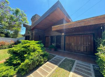 Casa · 237m² · 3 Ambientes · 2 Cocheras · Venta Chalet en Hurlingham