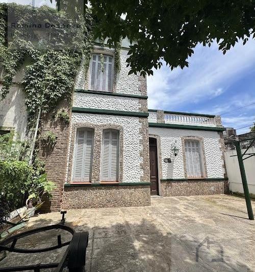 Casa · 230m² · 7 Ambientes · 3 Cocheras